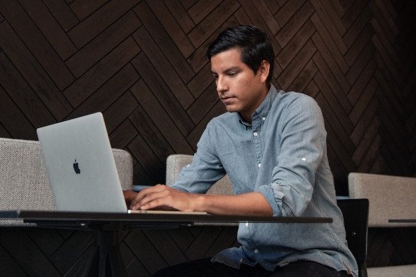 How to Write a Marketing Resume Hiring Managers Will Notice [Free 2021 Templates + Samples]