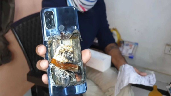Oppo A53 Explodes In User's Pocket In India; Here's What Happened Oppo A53 Explodes In User's Pocket In India; Here's What Happened